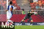 12.08.2025, Fussball Bundesliga 2025/2026, Freundschaftsspiel, Grasshopper Club Zrich - FC Bayern Mnchen - im Stadion am Letzigrund, Zrich (Schweiz). Torwart Jonas Urbig (FC Bayern Mnchen) hat den Ball.