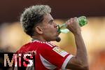 12.08.2025, Fussball Bundesliga 2025/2026, Freundschaftsspiel, Grasshopper Club Zrich - FC Bayern Mnchen - im Stadion am Letzigrund, Zrich (Schweiz). Luis Diaz (FC Bayern Mnchen) trinkt bei der Hitze als Erfrischung aus seiner Wasserflasche