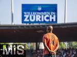 12.08.2025, Fussball Bundesliga 2025/2026, Freundschaftsspiel, Grasshopper Club Zrich - FC Bayern Mnchen - im Stadion am Letzigrund, Zrich (Schweiz). Trainer Vincent Kompany (FC Bayern Mnchen) nachdenklich, hinten steht: Willkommen in Zrich.