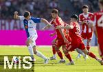 12.08.2025, Fussball Bundesliga 2025/2026, Freundschaftsspiel, Grasshopper Club Zrich - FC Bayern Mnchen - im Stadion am Letzigrund, Zrich (Schweiz). Nikolas Muci (Grasshopper Club Zrich) gegen Tom Bischof (Bayern Mnchen), Felipe Chavez (Bayern Mnchen) 