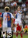 12.08.2025, Fussball Bundesliga 2025/2026, Freundschaftsspiel, Grasshopper Club Zrich - FC Bayern Mnchen - im Stadion am Letzigrund, Zrich (Schweiz). Lovro Zvonarek (Grasshopper Club Zrich) Kopfball.