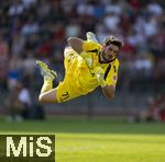12.08.2025, Fussball Bundesliga 2025/2026, Freundschaftsspiel, Grasshopper Club Zrich - FC Bayern Mnchen - im Stadion am Letzigrund, Zrich (Schweiz). Justin Hammel (Grasshopper Club Zrich) fliegt durch den Strafraum.