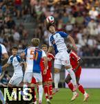 12.08.2025, Fussball Bundesliga 2025/2026, Freundschaftsspiel, Grasshopper Club Zrich - FC Bayern Mnchen - im Stadion am Letzigrund, Zrich (Schweiz).  re: Young-joon Lee (Grasshopper Club Zrich) Kopfball.