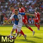 12.08.2025, Fussball Bundesliga 2025/2026, Freundschaftsspiel, Grasshopper Club Zrich - FC Bayern Mnchen - im Stadion am Letzigrund, Zrich (Schweiz). v.li: Raphael Guerreiro (FC Bayern Mnchen) gegen Lovro Zvonarek (Grasshopper Club Zrich)