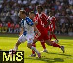 12.08.2025, Fussball Bundesliga 2025/2026, Freundschaftsspiel, Grasshopper Club Zrich - FC Bayern Mnchen - im Stadion am Letzigrund, Zrich (Schweiz). v.re: Raphael Guerreiro (FC Bayern Mnchen) gegen Lovro Zvonarek (Grasshopper Club Zrich)