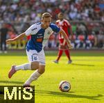 12.08.2025, Fussball Bundesliga 2025/2026, Freundschaftsspiel, Grasshopper Club Zrich - FC Bayern Mnchen - im Stadion am Letzigrund, Zrich (Schweiz). Lovro Zvonarek (Grasshopper Club Zrich) am Ball 