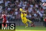12.08.2025, Fussball Bundesliga 2025/2026, Freundschaftsspiel, Grasshopper Club Zrich - FC Bayern Mnchen - im Stadion am Letzigrund, Zrich (Schweiz). Justin Hammel (Grasshopper Club Zrich) fliegt durch den Strafraum.