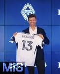 14.08.2025, Fussball Major League Soccer (MLS) 2025/2026 Kanada, Neuzugang aus Deutschland bei den Vancouver Whitecaps FC, Thomas Mller vom FC Bayern Mnchen wird bei einer Pressekonferenz offiziell vorgestellt.  Thomas Mller, bei der bergabe des Trikots mit der Nummer 13.