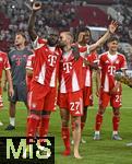 16.08.2025, Fussball Bundesliga 2025/2026, Franz-Beckenbauer-Supercup, VfB Stuttgart - FC Bayern Mnchen, in der MHP-Arena (Stuttgart). Dayot Upamecano (FC Bayern Mnchen) und Konrad Laimer (FC Bayern Mnchen) liegen sich im Arm.