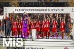16.08.2025, Fussball Bundesliga 2025/2026, Franz-Beckenbauer-Supercup, VfB Stuttgart - FC Bayern Mnchen, in der MHP-Arena (Stuttgart). Siegerehrung nach dem Spiel, der FC Bayern hat den Supercup gewonnen. Torwart Manuel Neuer (FC Bayern Mnchen) stemmt den Pokal hoch. 