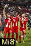 16.08.2025, Fussball Bundesliga 2025/2026, Franz-Beckenbauer-Supercup, VfB Stuttgart - FC Bayern Mnchen, in der MHP-Arena (Stuttgart). Schlussjubel v.li: Joshua Kimmich (FC Bayern Mnchen) mit dem Legendren Kakadu, Dayot Upamecano (FC Bayern Mnchen), Konrad Laimer (FC Bayern Mnchen).