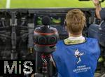 16.08.2025, Fussball Bundesliga 2025/2026, Franz-Beckenbauer-Supercup, VfB Stuttgart - FC Bayern Mnchen, in der MHP-Arena (Stuttgart). DFL testet Live-Fuball mit Apple Vision Pro und 360-Grad-Bild, Hier eine 3D-360-Grad Kamera fr 3D-Brillen-TV, das immersive Fussball-Erlebnis fr die Zukunft des Fussball-Fernsehens wird hier am Spielfeldrand getestet.