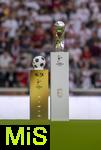 16.08.2025, Fussball Bundesliga 2025/2026, Franz-Beckenbauer-Supercup, VfB Stuttgart - FC Bayern Mnchen, in der MHP-Arena (Stuttgart). Die Trophe, der Supercup-Pokal steht auf der Stele, der offiziele Spielball von Derbystar daneben, eine exclusive Editiion von Derbystar fr den Supercup 2025. Im Retro-Design. Offizieller Spielball des Franz-Beckenbauer-Supercup 2025, Limitiert auf 250 Exemplare. Handgenht.