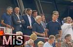 16.08.2025, Fussball Bundesliga 2025/2026, Franz-Beckenbauer-Supercup, VfB Stuttgart - FC Bayern Mnchen, in der MHP-Arena (Stuttgart). Ehrengste, Geschftsfhrer Michael Diederich (FC Bayern Mnchen), Vorstandsvorsitzender Jan-Christian Dreesen (FC Bayern Mnchen), Geschftsfhrer Hans-Joachim Watzke (Borussia Dortmund), Sportvorstand Max Eberl (Bayern Mnchen), Sportdirektor Rudi Vller (Deutschland), Trainer Julian Nagelsmann (Deutschland), Alexander Wehrle (Aufsichtsrat Stuttgart), DFB Prsident Bernd Neuendorf (Deutschland), Prsident Herbert Hainer (FC Bayern), DFL-Geschftsfhrer Steffen Merkel und Marc Lenz, 
