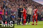 22.08.2025, Fussball Bundesliga 2025/2026, 1.Spieltag, FC Bayern Mnchen - RB Leipzig, in der Allianz-Arena Mnchen, Joshua Kimmich (FC Bayern Mnchen) diskutiert mit dem 4.Offiziellen Tobias Reichel wegen der Szene, die Kimmich beim Schiedsrichter reklamierte (Falsch ausgefhrter Freistoss vor dem Leipzig-Tor). Das Tor wird dann zurckgenommen deswegen, aber Kimmich erhlt die Gelbe Karte.