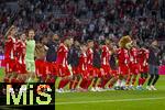 22.08.2025, Fussball Bundesliga 2025/2026, 1.Spieltag, FC Bayern Mnchen - RB Leipzig, in der Allianz-Arena Mnchen, Schlussjubel der Bayernspieler. Aleksandar Pavlovic (Bayern Mnchen) , Josip Stanisic (Bayern Mnchen), Torwart Manuel Neuer (FC Bayern Mnchen), Michael Olise (FC Bayern Mnchen), Jonathan Tah (FC Bayern Mnchen), Min-jae Kim (Bayern Mnchen, Minjae Kim), Serge Gnabry (FC Bayern Mnchen), Lennart Karl (FC Bayern Mnchen), Joshua Kimmich (FC Bayern Mnchen), Wisdom Mike (FC Bayern Mnchen), Jonah Kusi-Asare (Bayern Mnchen), Sacha Boey (FC Bayern Mnchen), Raphael Guerreiro (FC Bayern Mnchen), Luis Diaz (FC Bayern Mnchen), Dayot Upamecano (FC Bayern Mnchen), Torwart Sven Ulreich (FC Bayern Mnchen).