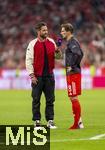 22.08.2025, Fussball Bundesliga 2025/2026, 1.Spieltag, FC Bayern Mnchen - RB Leipzig, in der Allianz-Arena Mnchen, Neue Mglichkeiten fr die Medien, sofort nach dem Schlusspfiff eilen die TV-Reporter vom bertragenden Sender Sat1 RAN zu den Spielern aufs Feld, hier Leon Goretzka (FC Bayern Mnchen) mit Moderator Matthias Killing (ran/Joyn Sat1)  