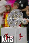22.08.2025, Fussball Bundesliga 2025/2026, 1.Spieltag, FC Bayern Mnchen - RB Leipzig, in der Allianz-Arena Mnchen, Die Meisterschale steht auf der Stele, die Mannschaften stehen dahinter bereit 
