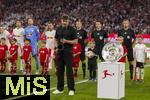22.08.2025, Fussball Bundesliga 2025/2026, 1.Spieltag, FC Bayern Mnchen - RB Leipzig, in der Allianz-Arena Mnchen, Andre Schnura, der Typ mit dem Saxophon von der EM 2024 spielt hier die Nationalhymne zur Erffnungsfeier der Saison 2025/26. rechts steht die Meisterschale auf der Stele.