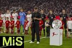 22.08.2025, Fussball Bundesliga 2025/2026, 1.Spieltag, FC Bayern Mnchen - RB Leipzig, in der Allianz-Arena Mnchen, Andre Schnura, der Typ mit dem Saxophon von der EM 2024 spielt hier die Nationalhymne zur Erffnungsfeier der Saison 2025/26. rechts steht die Meisterschale auf der Stele. 