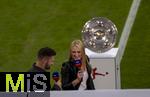 22.08.2025, Fussball Bundesliga 2025/2026, 1.Spieltag, FC Bayern Mnchen - RB Leipzig, in der Allianz-Arena Mnchen, Erffnungsfeier der Saison 2025/26. Am Spielfeldrand steht die Meisterschale auf der Stele. Moderatorin Britta Hofmann mit Ex-Nationalspieler Shkodran Mustafi (li) als Experte am Mikrofon.
