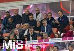 22.08.2025, Fussball Bundesliga 2025/2026, 1.Spieltag, FC Bayern Mnchen - RB Leipzig, in der Allianz-Arena Mnchen, Ehrentribne, Ehren-Prsident Uli Hoene (FC Bayern Mnchen, Hoeness), Geschftsfhrer Michael Diederich (FC Bayern Mnchen), Vorstandsvorsitzender Jan-Christian Dreesen (FC Bayern Mnchen), Prsident und Aufsichtsratsvorsitzender Karl Hopfner (FC Bayern Mnchen), Rodrigo Diehl, Vorstandsmitglied Deutsche Telekom und Sprecher der Geschftsfhrung Telekom Deutschland, und Michael Hagspihl, SVP Global Strategic Projects und Marketing Partnerships Deutsche Telekom, Geschftsfhrer der DFL: Dr. Marc Lenz und Dr. Steffen Merkel (Deutschland), Roy Makaay, 
