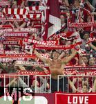 22.08.2025, Fussball Bundesliga 2025/2026, 1.Spieltag, FC Bayern Mnchen - RB Leipzig, in der Allianz-Arena Mnchen, Bayernfans in der Sdkurve zeigen stolz ihre Fanschals, 