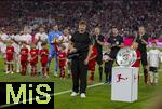 22.08.2025, Fussball Bundesliga 2025/2026, 1.Spieltag, FC Bayern Mnchen - RB Leipzig, in der Allianz-Arena Mnchen, Andre Schnura, der Typ mit dem Saxophon von der EM 2024 spielt hier die Nationalhymne zur Erffnungsfeier der Saison 2025/26. rechts steht die Meisterschale auf der Stele.