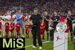 22.08.2025, Fussball Bundesliga 2025/2026, 1.Spieltag, FC Bayern Mnchen - RB Leipzig, in der Allianz-Arena Mnchen, Andre Schnura, der Typ mit dem Saxophon von der EM 2024 spielt hier die Nationalhymne zur Erffnungsfeier der Saison 2025/26. rechts steht die Meisterschale auf der Stele.
