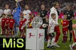 22.08.2025, Fussball Bundesliga 2025/2026, 1.Spieltag, FC Bayern Mnchen - RB Leipzig, in der Allianz-Arena Mnchen, Die Meisterschale steht auf der Stele, die Mannschaften stehen auf dem Feld. Harry Kane (FC Bayern Mnchen) geht vorbei.