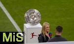 22.08.2025, Fussball Bundesliga 2025/2026, 1.Spieltag, FC Bayern Mnchen - RB Leipzig, in der Allianz-Arena Mnchen, Erffnungsfeier der Saison 2025/26. Am Spielfeldrand steht die Meisterschale auf der Stele. Moderatorin Britta Hofmann mit Ex-Nationalspieler Shkodran Mustafi (re) als Experte am Mikrofon.
