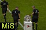 22.08.2025, Fussball Bundesliga 2025/2026, 1.Spieltag, FC Bayern Mnchen - RB Leipzig, in der Allianz-Arena Mnchen, Erffnungsfeier der Saison 2025/26. Am Spielfeldrand steht die Meisterschale auf der Stele.  Die Schiedsrichter laufen daran vorbei auf den Platz zum Aufwrmen.