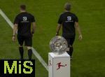 22.08.2025, Fussball Bundesliga 2025/2026, 1.Spieltag, FC Bayern Mnchen - RB Leipzig, in der Allianz-Arena Mnchen, Erffnungsfeier der Saison 2025/26. Am Spielfeldrand steht die Meisterschale auf der Stele.  Die Schiedsrichter laufen daran vorbei auf den Platz zum Aufwrmen.
