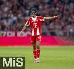 22.08.2025, Fussball Bundesliga 2025/2026, 1.Spieltag, FC Bayern Mnchen - RB Leipzig, in der Allianz-Arena Mnchen, Aleksandar Pavlovic (Bayern Mnchen)  gibt Anweisungen.
