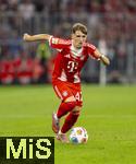 22.08.2025, Fussball Bundesliga 2025/2026, 1.Spieltag, FC Bayern Mnchen - RB Leipzig, in der Allianz-Arena Mnchen, Lennart Karl (FC Bayern Mnchen) am Ball  