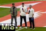22.08.2025, Fussball Bundesliga 2025/2026, 1.Spieltag, FC Bayern Mnchen - RB Leipzig, in der Allianz-Arena Mnchen, Experte und Moderator fr den Sender Sat1 ran: Markus Babbel (li) und Matthias Opdenhvel mit Trainer Ole Werner (mitte, RB Leipzig) auf dem Spielfeld beim Interview.