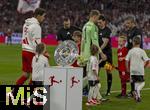 22.08.2025, Fussball Bundesliga 2025/2026, 1.Spieltag, FC Bayern Mnchen - RB Leipzig, in der Allianz-Arena Mnchen, Die Meisterschale steht auf der Stele, die Mannschaften stehen auf dem Feld. Leon Goretzka (FC Bayern Mnchen) und Torwart Manuel Neuer (FC Bayern Mnchen) gehen vorbei.