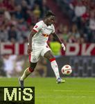 22.08.2025, Fussball Bundesliga 2025/2026, 1.Spieltag, FC Bayern Mnchen - RB Leipzig, in der Allianz-Arena Mnchen, Castello Lukeba (RB Leipzig) am Ball 