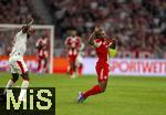 22.08.2025, Fussball Bundesliga 2025/2026, 1.Spieltag, FC Bayern Mnchen - RB Leipzig, in der Allianz-Arena Mnchen, re: Serge Gnabry (FC Bayern Mnchen) lsst sich theatralisch fallen.