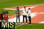 22.08.2025, Fussball Bundesliga 2025/2026, 1.Spieltag, FC Bayern Mnchen - RB Leipzig, in der Allianz-Arena Mnchen, Experte und Moderator fr den Sender Sat1 ran: Markus Babbel (li) und Matthias Opdenhvel mit Trainer Ole Werner (mitte, RB Leipzig) auf dem Spielfeld beim Interview.