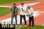 22.08.2025, Fussball Bundesliga 2025/2026, 1.Spieltag, FC Bayern Mnchen - RB Leipzig, in der Allianz-Arena Mnchen, Experte und Moderator fr den Sender Sat1 ran: Markus Babbel (li) und Matthias Opdenhvel mit Trainer Ole Werner (mitte, RB Leipzig) auf dem Spielfeld beim Interview.