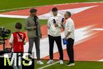 22.08.2025, Fussball Bundesliga 2025/2026, 1.Spieltag, FC Bayern Mnchen - RB Leipzig, in der Allianz-Arena Mnchen, Experte und Moderator fr den Sender Sat1 ran: Markus Babbel (li) und Matthias Opdenhvel mit Trainer Ole Werner (mitte, RB Leipzig) auf dem Spielfeld beim Interview.