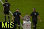 22.08.2025, Fussball Bundesliga 2025/2026, 1.Spieltag, FC Bayern Mnchen - RB Leipzig, in der Allianz-Arena Mnchen, Erffnungsfeier der Saison 2025/26. Am Spielfeldrand steht die Meisterschale auf der Stele.  Die Schiedsrichter laufen daran vorbei auf den Platz zum Aufwrmen.