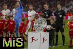 22.08.2025, Fussball Bundesliga 2025/2026, 1.Spieltag, FC Bayern Mnchen - RB Leipzig, in der Allianz-Arena Mnchen, Erffnungsfeier der Saison 2025/26. Vorne steht die Meisterschale auf der Stele.  