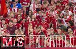 22.08.2025, Fussball Bundesliga 2025/2026, 1.Spieltag, FC Bayern Mnchen - RB Leipzig, in der Allianz-Arena Mnchen, Bayernfans in der Sdkurve mit den gemeinsamen Trikots, einer Eigenkreation der Ultras eines optimalen Bayern-Trikots, ihr Motto-Shirt zum ersten Heimspiel, nur in den Vereinsfarben Rot und Weiss gehalten. 