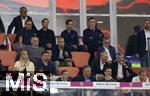 22.08.2025, Fussball Bundesliga 2025/2026, 1.Spieltag, FC Bayern Mnchen - RB Leipzig, in der Allianz-Arena Mnchen, Konsternierte Leipziger Vereinsfhrung in der ersten Reihe der Ehrentribne, v.re: Geschftsfhrer Sport Marcel Schfer (RB Leipzig), Mario Gomez (Technischer Direktor Red Bull Soccer), Geschftsfhrer und Vorstandsvorsitzende Oliver Mintzlaff (RB Leipzig), Sportdirektor Markus Krsche (RB Leipzig) oben: Ehren-Prsident Uli Hoene (FC Bayern Mnchen, Hoeness), Geschftsfhrer Michael Diederich (FC Bayern Mnchen), Vorstandsvorsitzender Jan-Christian Dreesen (FC Bayern Mnchen), Prsident und Aufsichtsratsvorsitzender Karl Hopfner (FC Bayern Mnchen), Rodrigo Diehl, Vorstandsmitglied Deutsche Telekom und Sprecher der Geschftsfhrung Telekom Deutschland, und Michael Hagspihl, SVP Global Strategic Projects und Marketing Partnerships Deutsche Telekom, 
