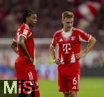 22.08.2025, Fussball Bundesliga 2025/2026, 1.Spieltag, FC Bayern Mnchen - RB Leipzig, in der Allianz-Arena Mnchen, Vor dem Freistoss, v.li: Michael Olise (FC Bayern Mnchen) und Joshua Kimmich (FC Bayern Mnchen) nachdenklich 