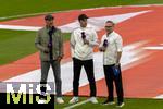22.08.2025, Fussball Bundesliga 2025/2026, 1.Spieltag, FC Bayern Mnchen - RB Leipzig, in der Allianz-Arena Mnchen, Experte und Moderator fr den Sender Sat1 ran: Markus Babbel (li) und Matthias Opdenhvel mit Trainer Ole Werner (mitte, RB Leipzig) auf dem Spielfeld beim Interview.