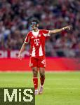 22.08.2025, Fussball Bundesliga 2025/2026, 1.Spieltag, FC Bayern Mnchen - RB Leipzig, in der Allianz-Arena Mnchen, Aleksandar Pavlovic (Bayern Mnchen)  gibt Anweisungen.