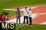 22.08.2025, Fussball Bundesliga 2025/2026, 1.Spieltag, FC Bayern Mnchen - RB Leipzig, in der Allianz-Arena Mnchen, Experte und Moderator fr den Sender Sat1 ran: Markus Babbel (li) und Matthias Opdenhvel mit Trainer Ole Werner (mitte, RB Leipzig) auf dem Spielfeld beim Interview.